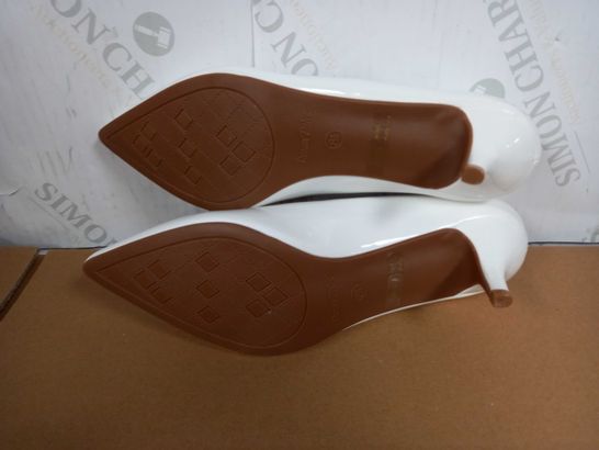 BOXED PAIR OF DREAM PARIS HEELS (WHITE), SIZE 8.5 US