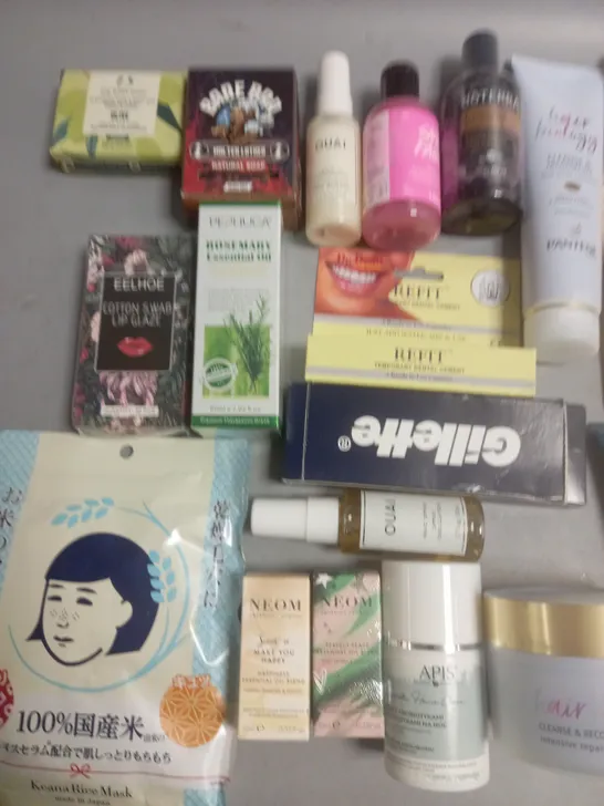 LOT OF APPROXIMATELY 25 ASSORTED HEALTH AND BEAUTY ITEMS TO INCLUDE PANTENE REPAIR MASK, KEANARICE MASK AND BARE BAR SOAP