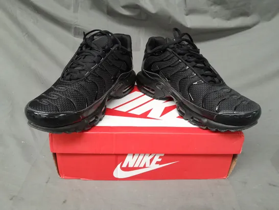 BOXED PAIR OF NIKE AIR MAX PLUS SHOES IN BLACK UK SIZE 9