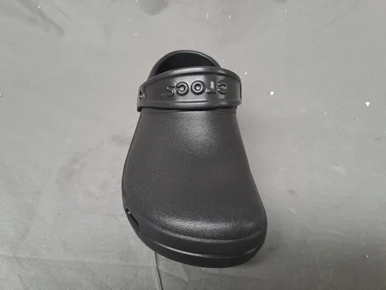 PAIR OF CROCS SPECIALIST II VENT CLOGS IN BLACK UK SIZE M3/W4