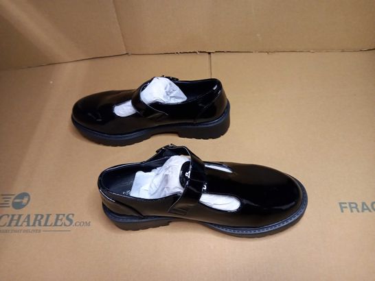 PAIR OF DESIGNER CHUNKY BLACK SHOES - SIZE 7
