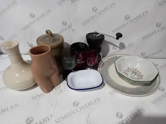 APPROXIMATELY 12 ASSORTED HOUSEHOLD ITEMS TO INCLUDE MUGS, KITCHEN DISHWARE AND DECOR PIECES - COLLECTION ONLY