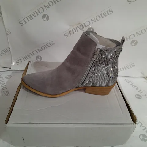 BOXED PAIR OF MODA IN PELLE KATREENA ANKLE BOOTS SIZE 6