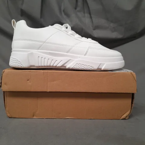 BOXED PAIR OF KAIDIYUAN SHOES IN WHITE EU SIZE 43