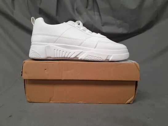 BOXED PAIR OF KAIDIYUAN SHOES IN WHITE EU SIZE 43