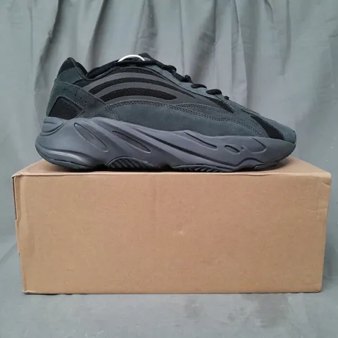 BOXED PAIR OF ADIDAS YEEZY BOOST SHOES IN RUSTIC BLACK UK SIZE 9.5