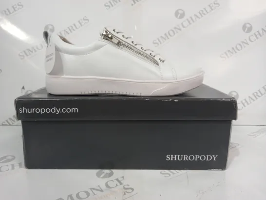 BOXED PAIR OF SHUROPODY SHOES IN WHITE UK SIZE 4