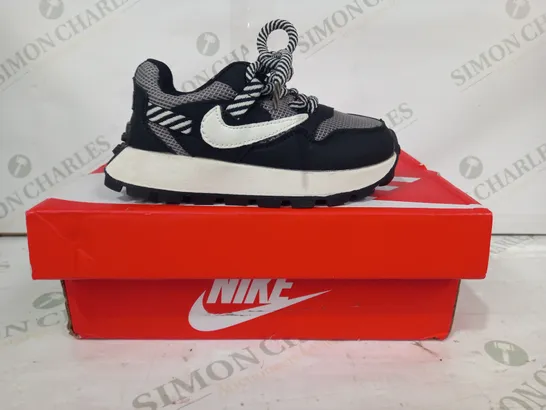 BOXED PAIR OF NIKE ORIGINALS BOOST KIDS SHOS IN BLACK/WHITE SIZE FR26