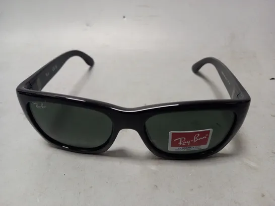 BOXED RAY-BAN SUNGLASSES IN BLACK FRAME W. DARK GREEN LENS