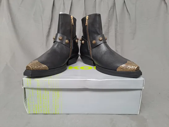 BOXED PAIR OF KOI SOUL RENDER COWBOY BOOTS IN BLACK/BRONZE EFFECT UK SIZE 8