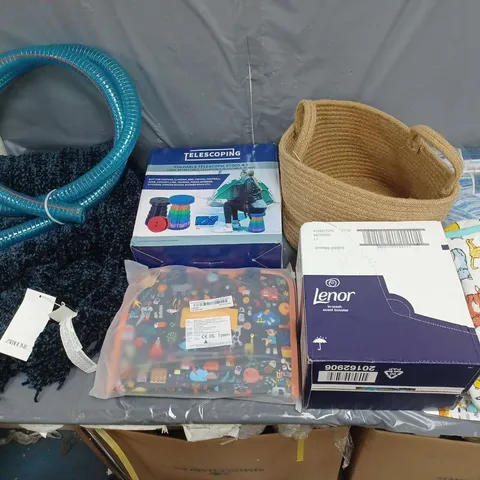 BOX OF APPROXIMATELY 15 ASSORTED HOUSEHOLD ITEMS TO INCLUDE ZARAHOME BLANKET, OVEN MITS, AND LENOR INWASH SCENT BOOSTER ETC.