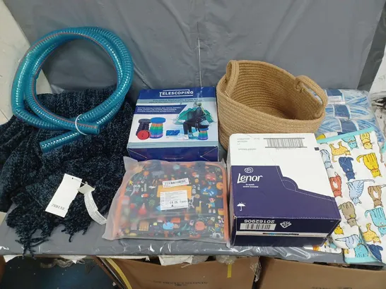 BOX OF APPROXIMATELY 15 ASSORTED HOUSEHOLD ITEMS TO INCLUDE ZARAHOME BLANKET, OVEN MITS, AND LENOR INWASH SCENT BOOSTER ETC.