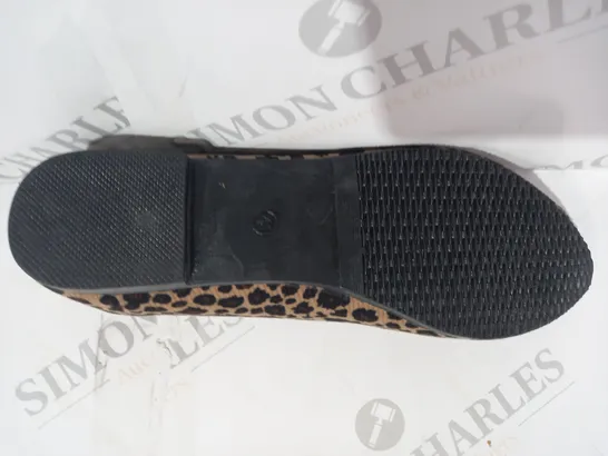 BOXED PAIR OF DESIGNER SLIP-ON FLAT SHOES IN LEOPARD PRINT DESIGN EU SIZE 41