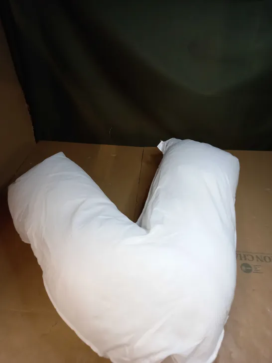 V-NECK PILLOW