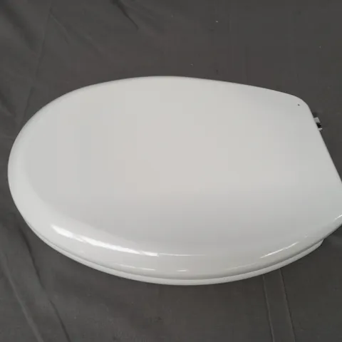 BOXED UNBRANDED TOILET SEAT IN WHITE