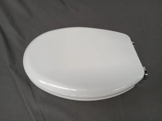 BOXED UNBRANDED TOILET SEAT IN WHITE