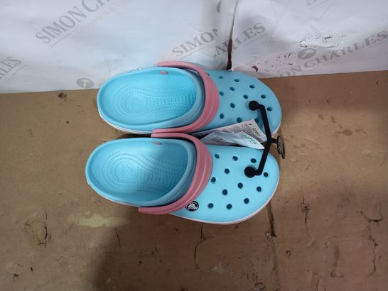 PAIR OF CROCS SIZE J6