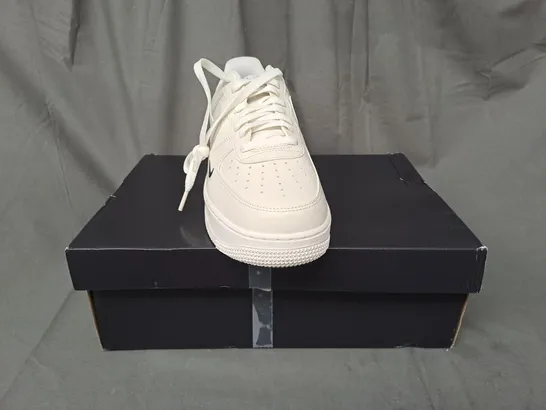 BOXED PAIR OF NIKE AIR FORCE 1 '07 SHOES IN SAIL UK SIZE 9