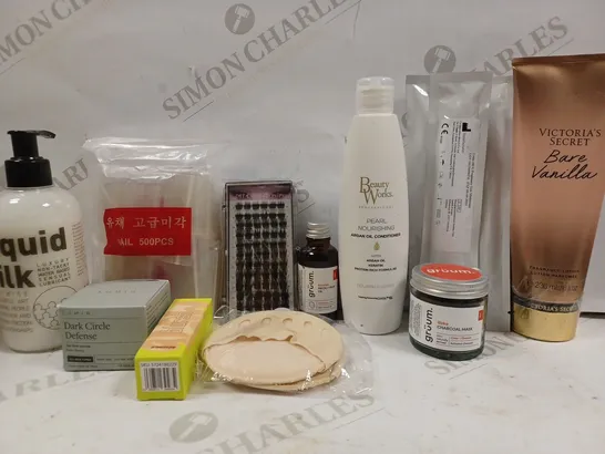 BOX OF APPROX 10 ASSORTED BEAUTY PRODUCTS TO INCLUDE BEAUTY WORKS ARGAN OIL CONDITIONER, GRUUM CHARCOAL MASK, VICTORIA'S SECRET FRAGRANCE LOTION, ETC 