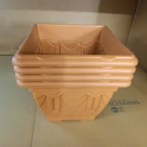 LOT OF 4 PLASTIC PLANT POTS - 30X30X23CM