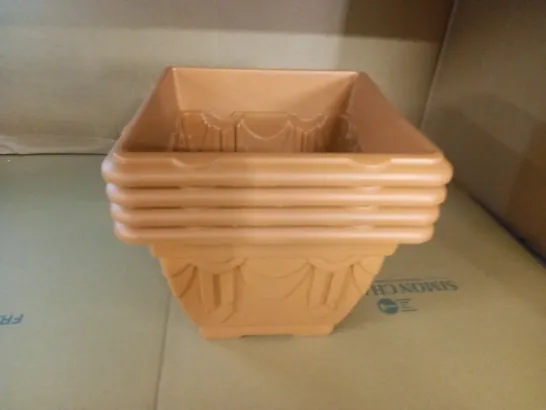 LOT OF 4 PLASTIC PLANT POTS - 30X30X23CM