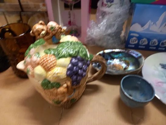 LOT OF ASSORTED HOUSEHOLD ITEMS TO INCLUDE DECORATIVE TEAPOT, VARIOUS GLASSES AND VASES - COLLECTION ONLY