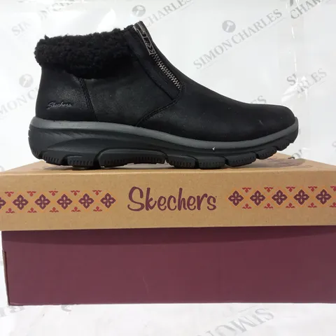 BOXED PAIR OF SKECHERS SHOES IN BLACK UK SIZE 6.5