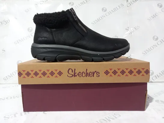 BOXED PAIR OF SKECHERS SHOES IN BLACK UK SIZE 6.5