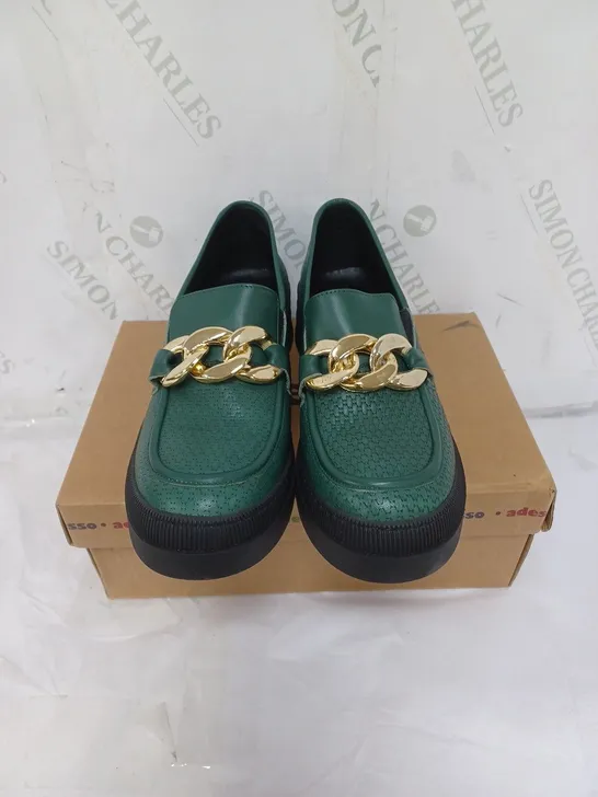 BOXED ADESSO LADIES FLAT SHOES WITH GOLD CHAIN DETAIL GREEN SIZE EU 40