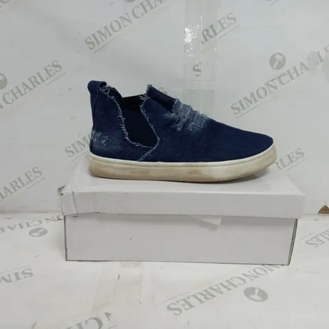 APPROXIMATELY 12 BOXED PAIRS OF TRAINERS IN NAVY VARIOUS SIZES TO INCLUDE SIZES 36, 37, 38
