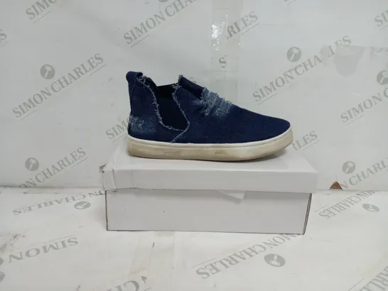 APPROXIMATELY 12 BOXED PAIRS OF TRAINERS IN NAVY VARIOUS SIZES TO INCLUDE SIZES 36, 37, 38