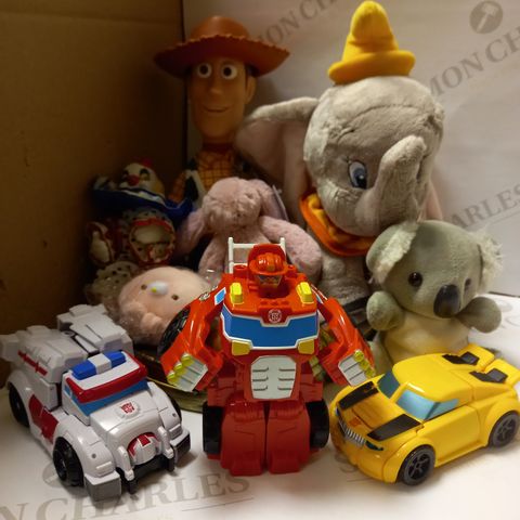 LOT OF ASSORTED TOYS TO INCLUDE TOY STORY WOODY DOLL, TRANSFORMERS BUMBLEBEE ACTION FIGURE, DISNEY DUMBO SOFT TOY ETC. 