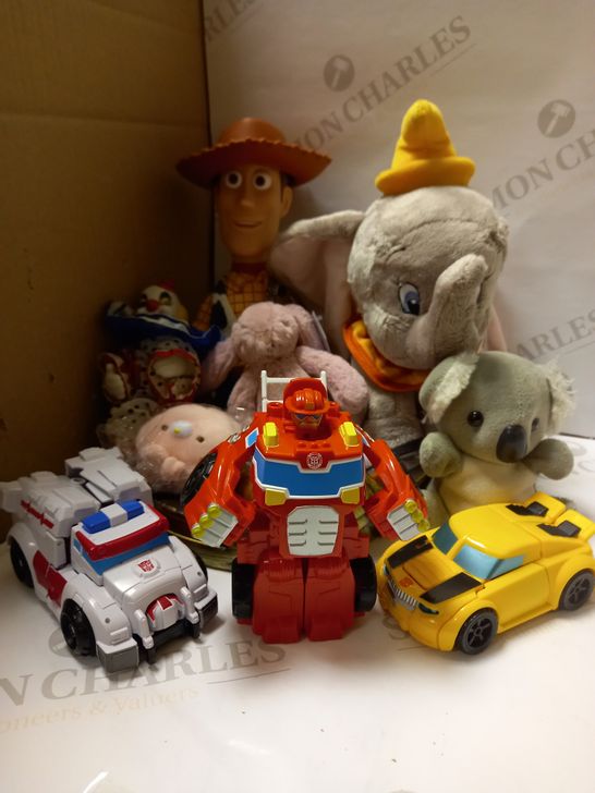 LOT OF ASSORTED TOYS TO INCLUDE TOY STORY WOODY DOLL, TRANSFORMERS BUMBLEBEE ACTION FIGURE, DISNEY DUMBO SOFT TOY ETC. 