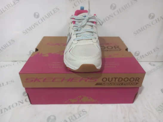 BOXED PAIR OF SKECHERS MEMORY FOAM TRAIL SHOES IN WHITE/BLUE/FUCHSIA SIZE 7