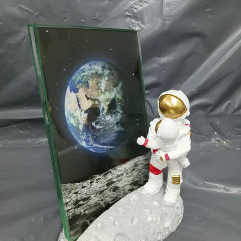 BOXED BRAND NEW DECRETIVE SPACEMAN ORNAMENT