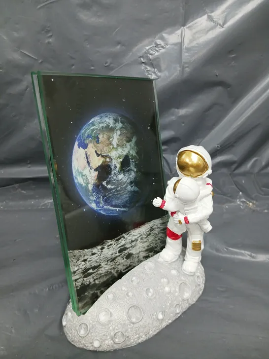 BOXED BRAND NEW DECRETIVE SPACEMAN ORNAMENT