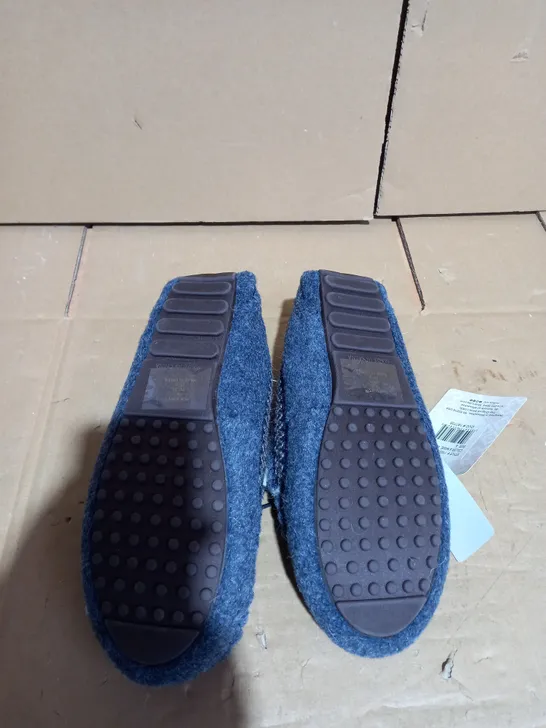 MUKLUKS FAUX SLIPPERS - SIZE 6