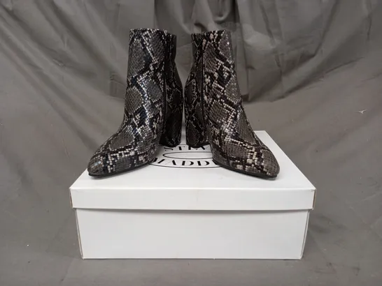 BOXED PAIR OF STEVE MADDEN ANKLE BOOTS IN GREY/OTHER SNAKE EU SIZE 36