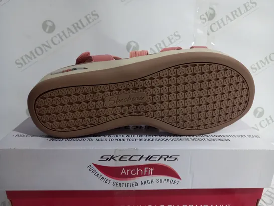 BOXED PAIR OF SKECHERS ARCHFIT HEELED OPEN TOE SANDALS - SIZE 6