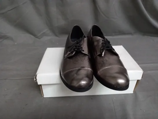 APPROXIMATELY 10 BOXED PAIRS OF METALLIC SHOES IN VARIOUS SIZES 