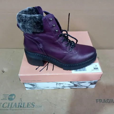 BOXED PAIR OF MODA IN PELLE PURPLE BOOTS - SIZE 40