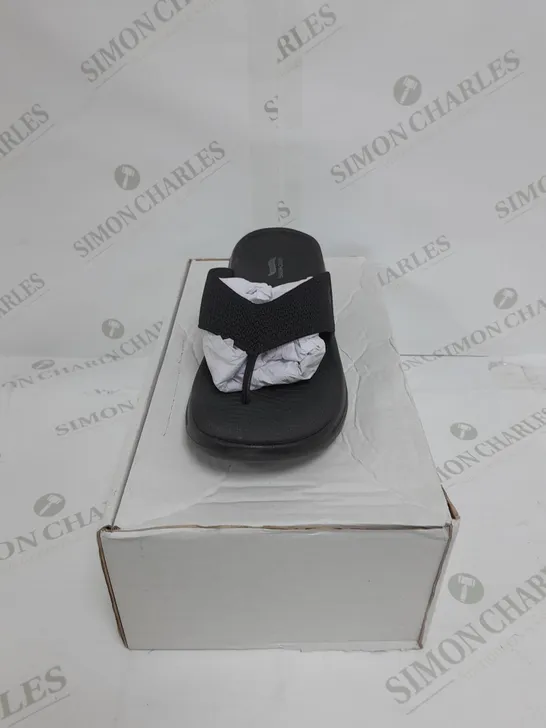 BOXED PAIR OF SKETCHERS ARCHFIT SANDAL SIZE 7 IN BLACK 