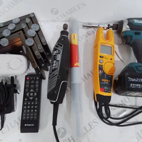 LOT OF ASSORTED HOUSEHOLD ITEMS TO INCLUDE MARITAL DRILL WITH BATTERY, DREMEL 4300 MULTI TOOL AND FLUKE T6-600 ELECTRICAL TESTER