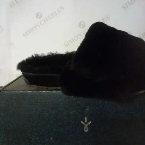 BOXED PAIR OF EMU OPEN TOE FLUFFY SLIPPERS IN BLACK SIZE W6/M7