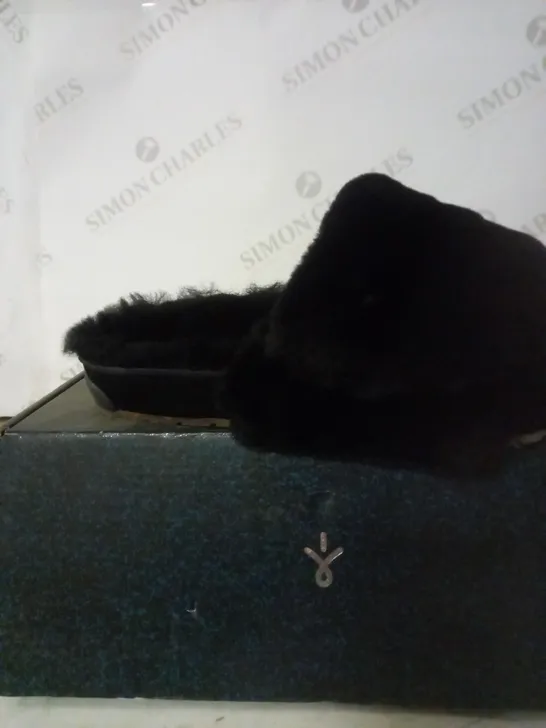 BOXED PAIR OF EMU OPEN TOE FLUFFY SLIPPERS IN BLACK SIZE W6/M7