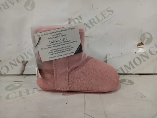 BOXED PAIR OF UGG JESSE BOW II TODDLER'S SHOES IN PINK SIZE UNSPECIFIED AND BEANIE