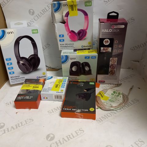 LOT OF ASSORTED ELETRICAL ITEMS TO INCLUD HEADPHONES, SPEAKERS AND PHONE CHARGERS