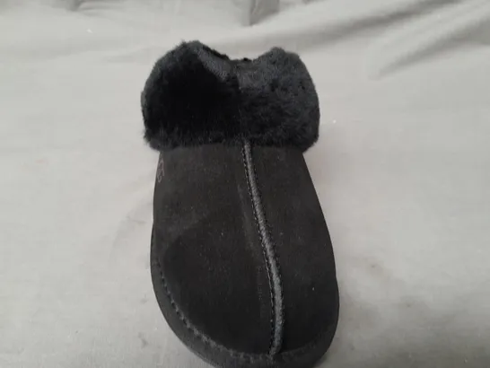 BOXED PAIR OF UGG SLIPPERS IN BLACK UK SIZE 7