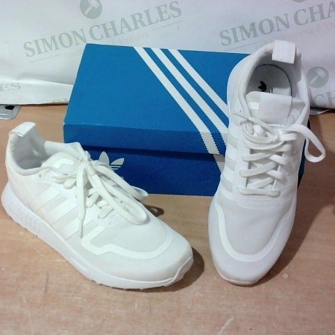 BOXED PAIR OF ADIDAS TRAINERS SIZE 9