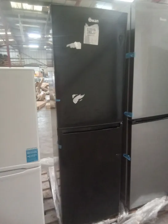 SWAN SR8160 172CM 50/50 FRIDGE FREEZER BLACK  RRP £299.99